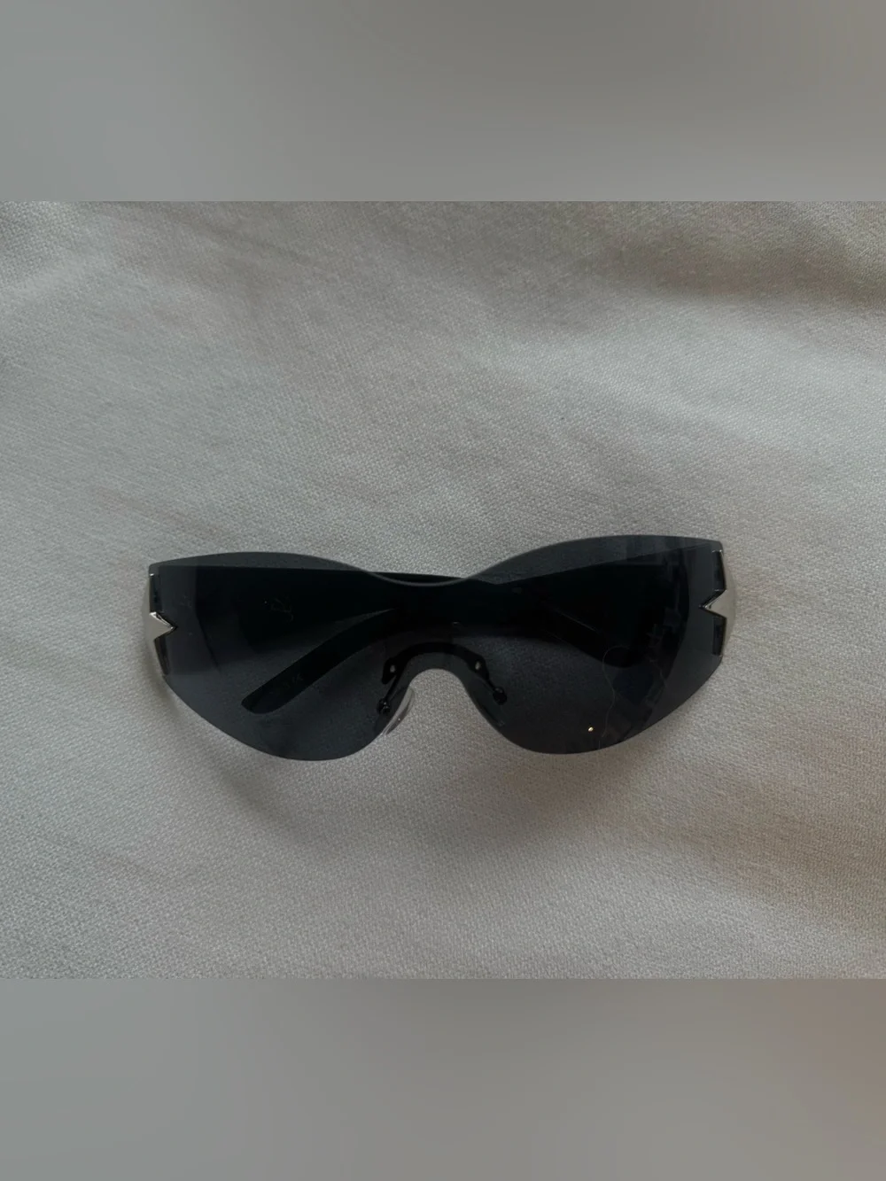 Women's Black Shield Sunglasses - Sleek Frameless Design